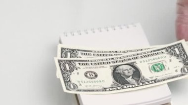 Tıbbi bir eldiven verin. Deftere para ve stetoskop koyun. İlaç ve para. Yolsuzluk, sigorta veya pahalı tedavi