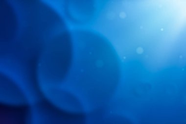 Mavi soyut arka plan ve güzel sualtı dünyası.