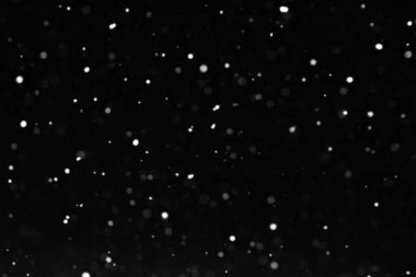 Siyah arka planda soyut beyaz ışıklar. Bulanık, bulanık resim