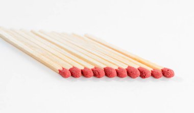 Kibrit çöpleri koleksiyonu. Beyaz arka planda aynı kibrit çöplerinden oluşan bir grup izole edilmiş. Liderlik, bireysel monotonluk ve kalabalık kavramı.