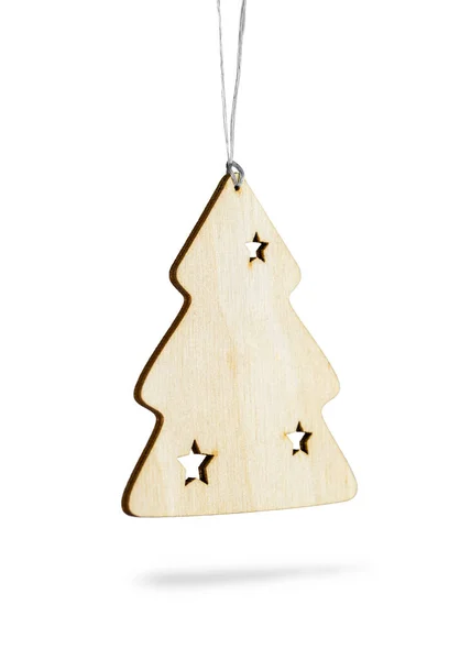 Mutlu Noeller ve mutlu yıllar konsepti. Beyaz arka planda ahşap Noel ağacı süsü asılı. Şenlikli Noel nesnesi.