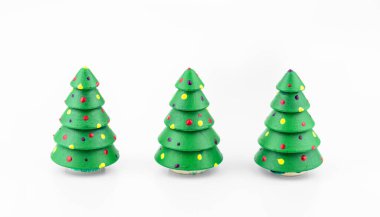 White Shelf 'te üst üste Noel Ağaçları. Mutlu yıllar ve Mutlu Noeller bayrağı.