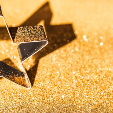 Altın Bokeh Arkaplan Yıldızı. Parıldayan Altın Işıklar Üzerine Parlayan Noel Süslemesi