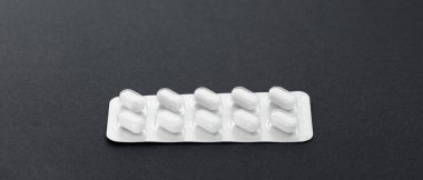 Kabarcık antibiyotik ve hap paketler. Beyaz uyuşturucu ambalajı.