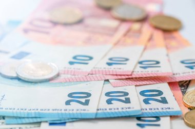 Birbiri üzerine yığılmış bir sürü Euro banknotları.