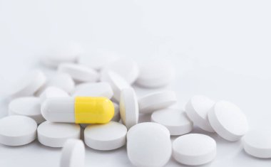 Beyaz ve sarı ilaç hapları antibiyotik haplar, eczane teması.