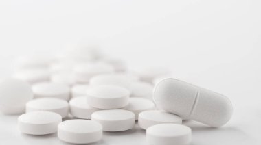 Eczane teması, beyaz ilaç hapları, antibiyotik haplar. Sağlık ve İlaç kavramı.
