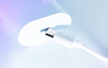 USB Tip-C portu olan beyaz akıllı telefon şarj edici