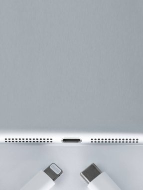 Smartphone ya da Iphone USB Kablosu ile Charger 'a Bağlanıyor, Üst Görünüm.