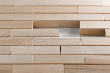 Soyut ahşap tuğlalar Z formunda boşluk oluşturur. Karmaşık ve mantıklı düşünme kavramı. Dikkati biraz dağılmış ve yakın çekim. Boşluğu kopyala.