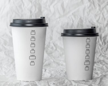 Soyut beyaz arkaplan seçenekleri ile kağıt kahve fincanı, Merhaba Pazartesi, iyi bir ruh hali ile haftaya başlayın.