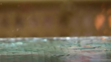 Şehirde yağmurlu bir gün. Plastik masa yüzeyine yağmur damlaları düşer. Soğuk ve hüzünlü