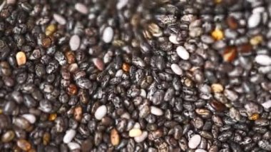 Chia tohumları yığını. Üst görünüm ve seçici odaklanma. Sağlıklı beslenme. Tarım ve tohum yetiştirme.