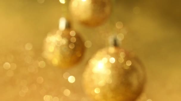 Rozproszone Złote Bombki Świąteczne Złotym Błyszczącym Tłem Złotym Pyłem Dekoracje — Wideo stockowe
