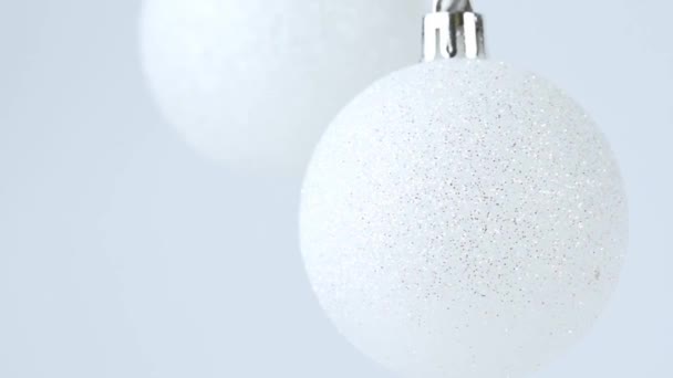Splendidi Ornamenti Bianchi Natalizi Scintillanti Fiocchi Neve Palline Palle Natale — Video Stock