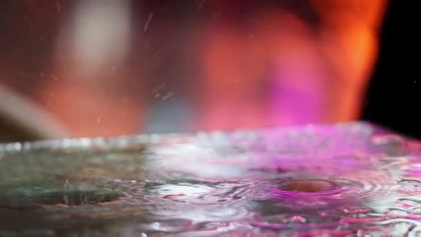 城里下着雨 塑料桌面上的雨滴 — 图库视频影像