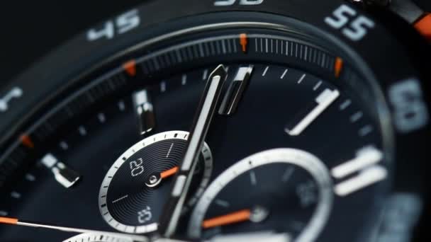 Die Schwarze Uhr Zeigt Den Zeitraffer Armbanduhren — Stockvideo