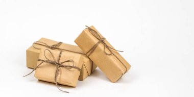 Kutu paketi. Kutlama, beyaz arka planda izole edilmiş kahverengi kağıt. Boşluk ve tatil konseptini kopyala