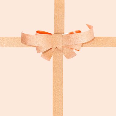 Altın yay. Sarı arka planda izole edilmiş altın kurdeleli altın yay. Tatil hediyesi dekorasyonu