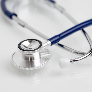 Beyaz arka planda steteskop yakın plan, tıbbi araç