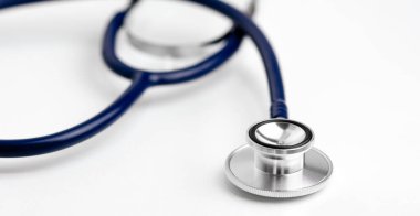 Tıbbi steteskop ya da fonendoskop beyaz arkaplanı kapatır