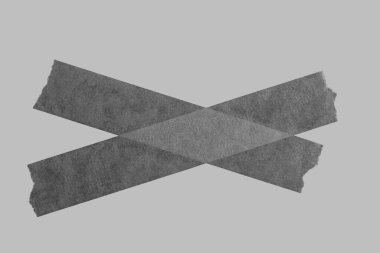 Gri arka planda siyah bant. Yırtık siyah bant, yapışkan parçalar..