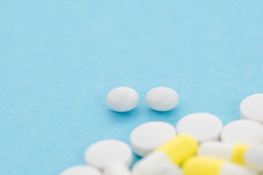 Mavi arka plan çeşitli haplarla yığını