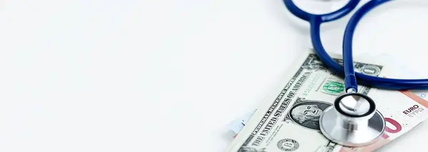 Çeşitli dünya banknotları ve fotokopi için yeri olan steteskop. Mali konsept