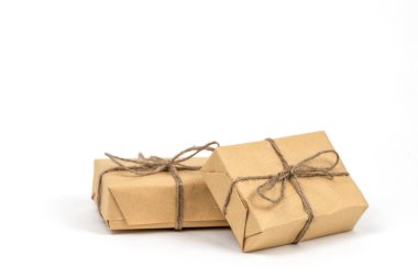 El yapımı kağıda sarılmış kahverengi hediye kutuları. Noel tatili tebrik kartı şablonu