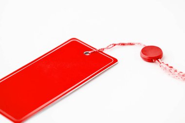 Kırmızı bagaj etiketi, kopyalama alanı. Boş fiyat desenli. İple etiketi sat.