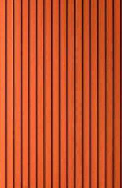 Arka plan olarak kereste ahşap kahverengi paneller kullanılır. Ahşap doku