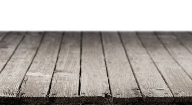 Boş ahşap masa. Ahşap kahverengi zemin, içi boş beyaz duvar kaplamalı..