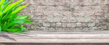 Boş ahşap masa. Yaz ve doğa ürünleri sergisi.