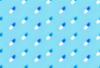 Yumuşak mavi arka planda iki parçalı tekrarlanamayan sert nişasta kapsülü hapları..