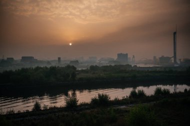 Glasgow Şehir Silüeti Üzerinde Sisli Gün Doğumu, Clyde Nehri ve Glasgow Kulesi 'ne doğru bir manzara sunuyor, Olasılıklar, Umut ve Kentsel Huzur Gününü Kutluyor.