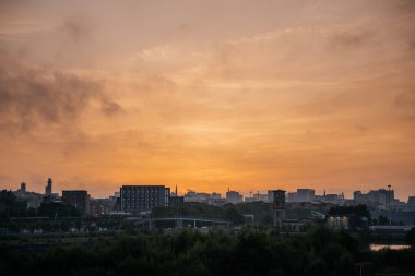 Glasgow Şehir Silüeti Üzerinde Sisli Gün Doğumu, Clyde Nehri ve Glasgow Kulesi 'ne doğru bir manzara sunuyor, Olasılıklar, Umut ve Kentsel Huzur Gününü Kutluyor.