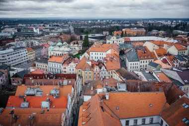 Çek Cumhuriyeti 'ndeki kırmızı terasotta çatılarının üst görüntüsü, Çek Cumhuriyeti, Prag' da kırmızı çatılı eski kasaba mimarisinin havadan görüntüsü