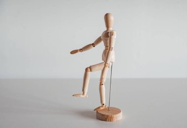 Diz esnemesi ahşap modelde, arka baldırdaki kaslar tarafından kontrol ediliyor. Biceps Femoris, Semitendinosus, Semimembranosus, Biceps Femoris, Semitendinosus