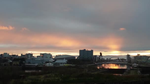 格拉斯哥 2024年2月 格拉斯哥天际线和苏格兰克莱德河的日出 — 图库视频影像
