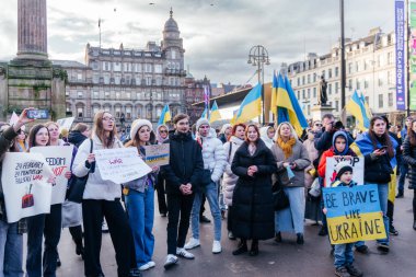 Glasgow, İskoçya, İngiltere - 24 Şubat 2024: Ukrayna ile Ukrayna 'da savaşın yıldönümünde Glasgow' da bir dayanışma yürüyüşü