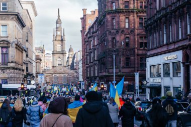 Glasgow, İskoçya, İngiltere - 24 Şubat 2024: Ukrayna ile Ukrayna 'da savaşın yıldönümünde Glasgow' da bir dayanışma yürüyüşü