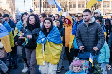 Glasgow, İskoçya, İngiltere - 24 Şubat 2024: Ukrayna ile Ukrayna 'da savaşın yıldönümünde Glasgow' da bir dayanışma yürüyüşü