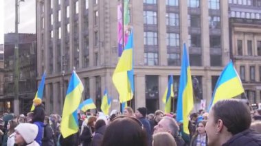 Glasgow, İskoçya, İngiltere - 24 Şubat 2024: Ukrayna ile Ukrayna 'da savaşın yıldönümünde Glasgow' da bir dayanışma yürüyüşü