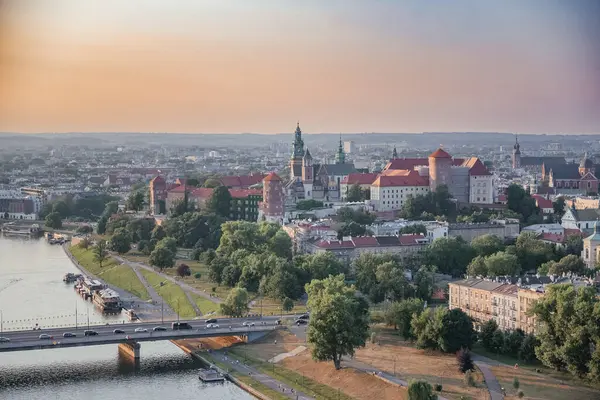 Krakow Wawel Şatosu ve Vistula Nehri üzerinde altın saat, gün batımında Krakow 'un nefes kesici hava manzarası, ikonik Wawel Kraliyet Kalesi, Polands ulusal mirasının bir sembolü.