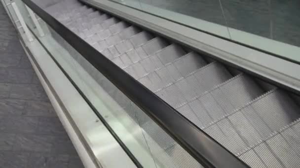Перемещение Вверх Эскалатору Стеклянными Сторонами Металлическими Ступенями — стоковое видео