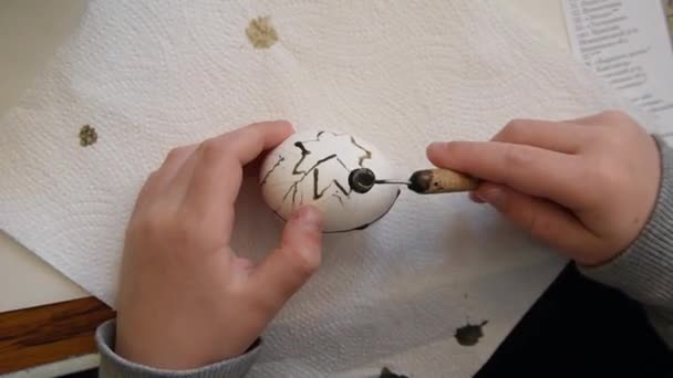 Dítě Umírající Velikonoční Vajíčko Voskem Barvou Metodou Proces Zdobení Vajíčka — Stock video