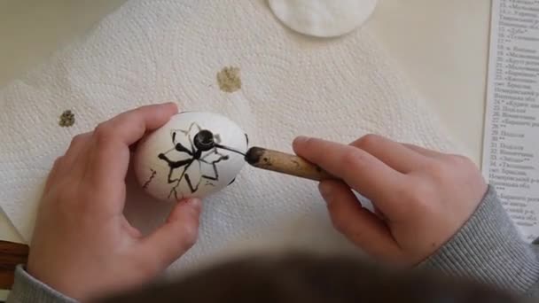 Een Kind Sterven Paaseieren Met Met Wax Dye Methode Het — Stockvideo