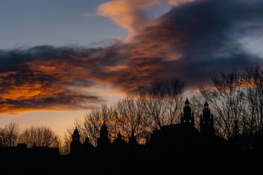 Iconic Glasgow 'daki dramatik akşam gökyüzü, Glasgow' daki Kelvingrove Sanat Galerisi ve Müzesi canlı bir günbatımı gökyüzüne karşı çarpıcı bir şekilde siluetlendi..