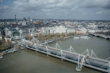 Londra Gözü 'nden yakalanan bu hava fotoğrafında Thames Nehri boyunca uzanan Hungerford Köprüsü ve Altın Jübile Köprüleri yer alıyor.