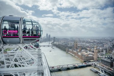 Londra Gözü 'nün kapsülünden etkileyici bir manzara yolculara Thames Nehri, Westminster Köprüsü ve Parlamento Binası' nın geniş bir manzarasını sunuyor.